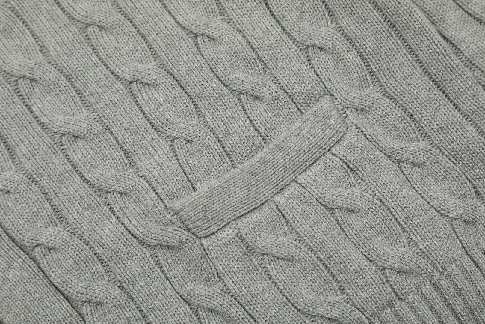 🅿️270 "Top quality" Style number: DS013# [Ralph Lauren V-neck solid color pony embroidered logo twist knitted cardigan] ✅Ralph Lauren classic basic versatile all-season couple knitted cardigan jacket ✅Main supplier platform live broadcast Wholesale entity Replacement if out of stock No removal from shelves ✅ZP quality 1:1 version Scan the code to enter the GF website Counter quality ✅Detailed quality The only one in Guangzhou Imported quality cotton yarn Focusing on high-end, cost-effective, good quality, needless to say. ✅The version is restored to the original. The maximum size can be worn up to 200 pounds. Loose, comfortable and stress-free. ✅The upper body is simple and easy to match. A must-have for ootd. Good-looking clothes are never picky. A must-have for couples with the same style. Size: S-XL. Color: black, navy, off-white, gray, light blue, khaki.